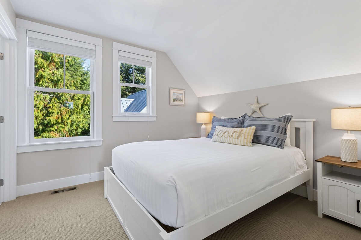 Queen bedroom with ensuite bathroom