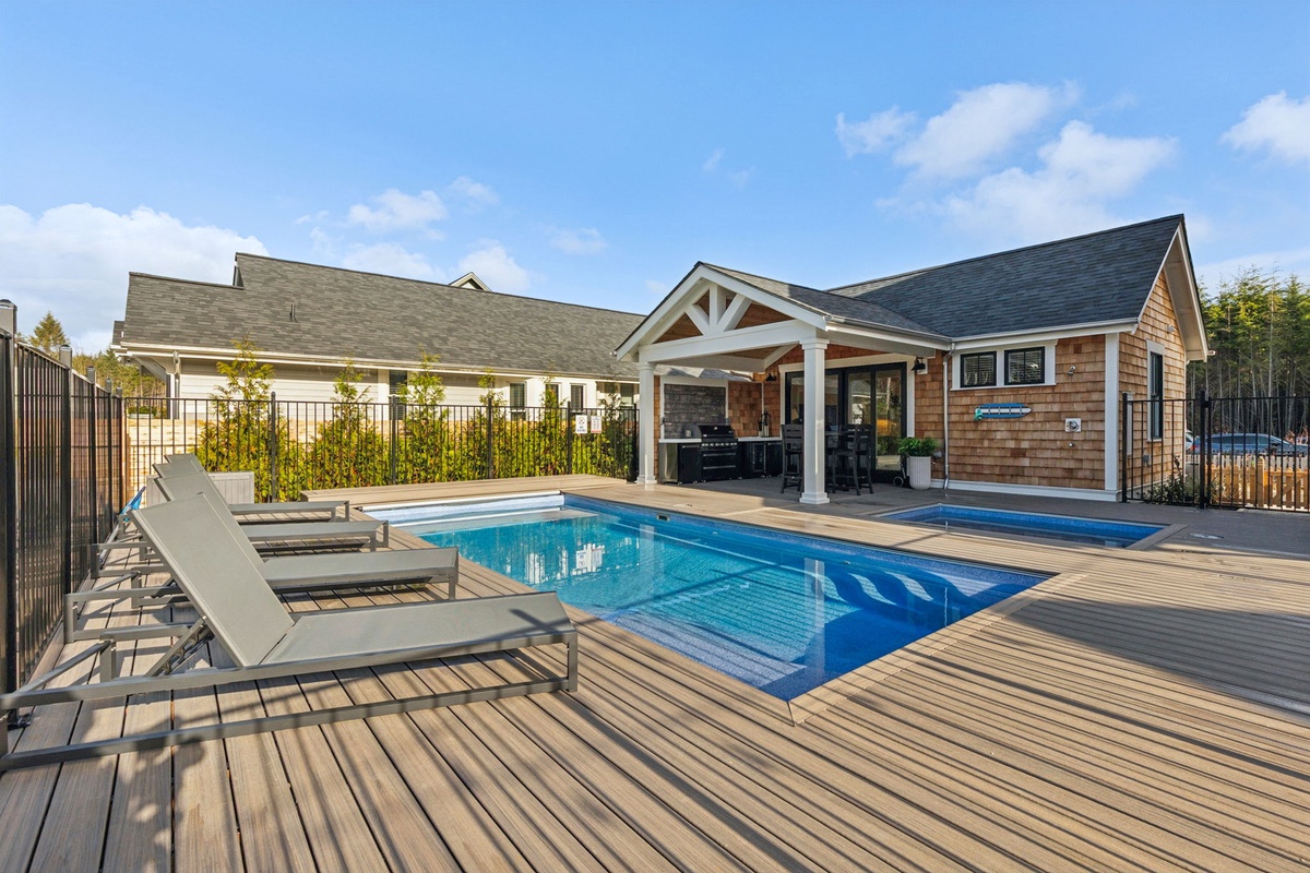 Private pool, hot tub, and guest house