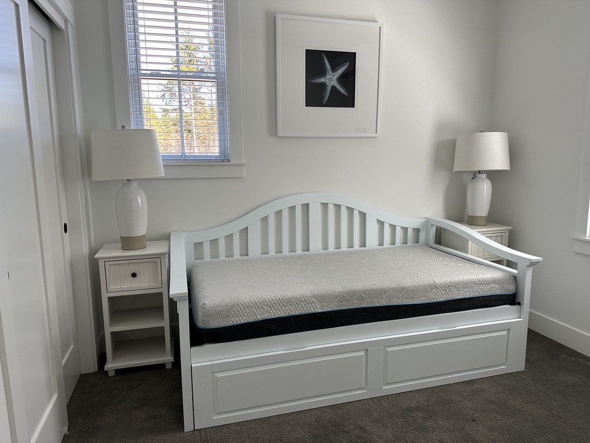 Twin bedroom with trundle