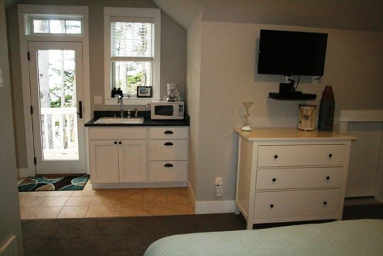 Carriage house with kitchenette, balcony and ocean view