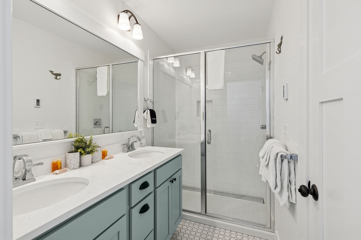 Second level primary ensuite bathroom