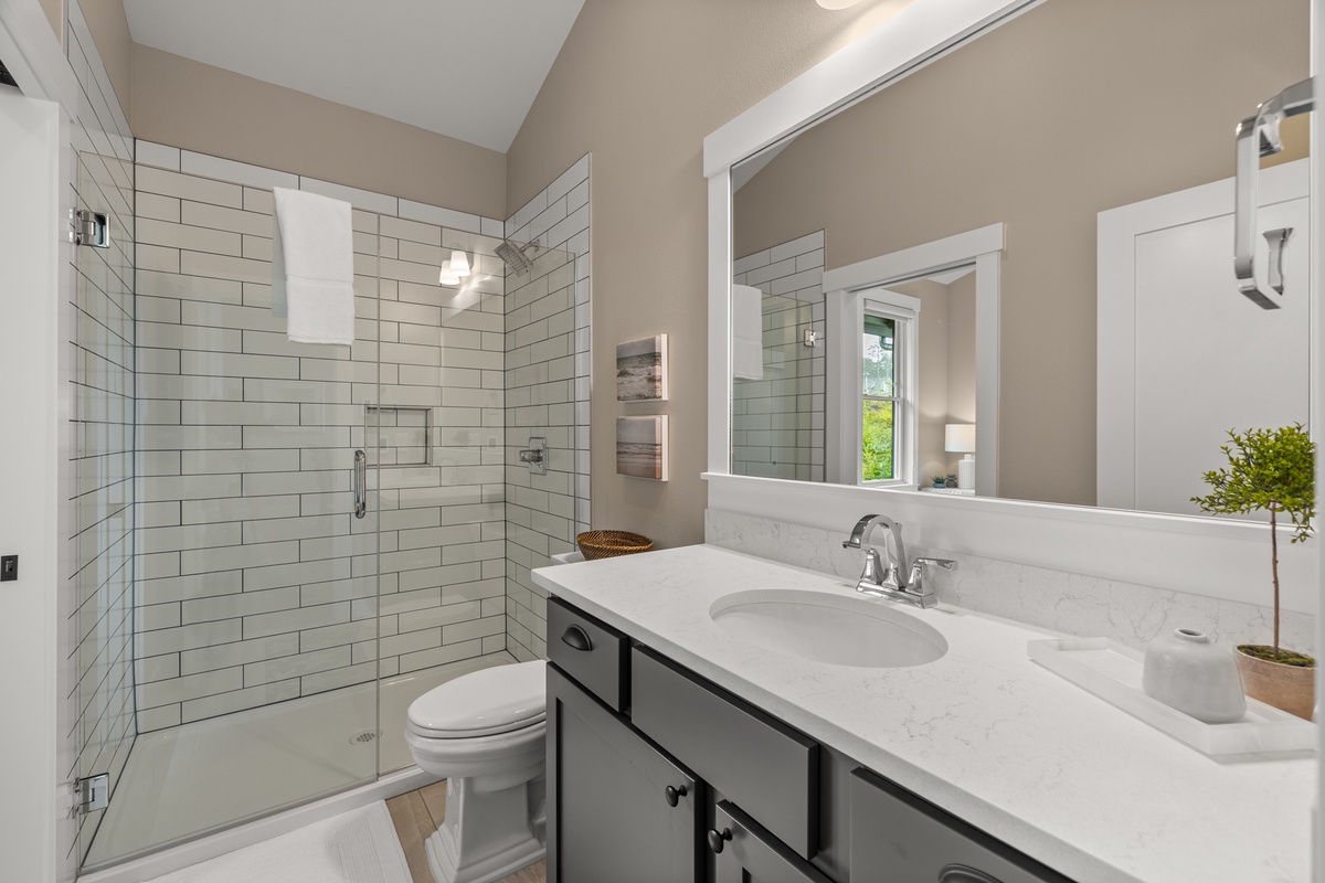 Ensuite bath with walk-in shower