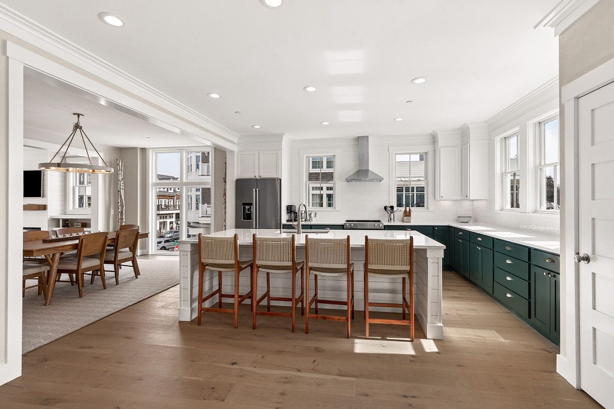 Kitchen with dining bar
