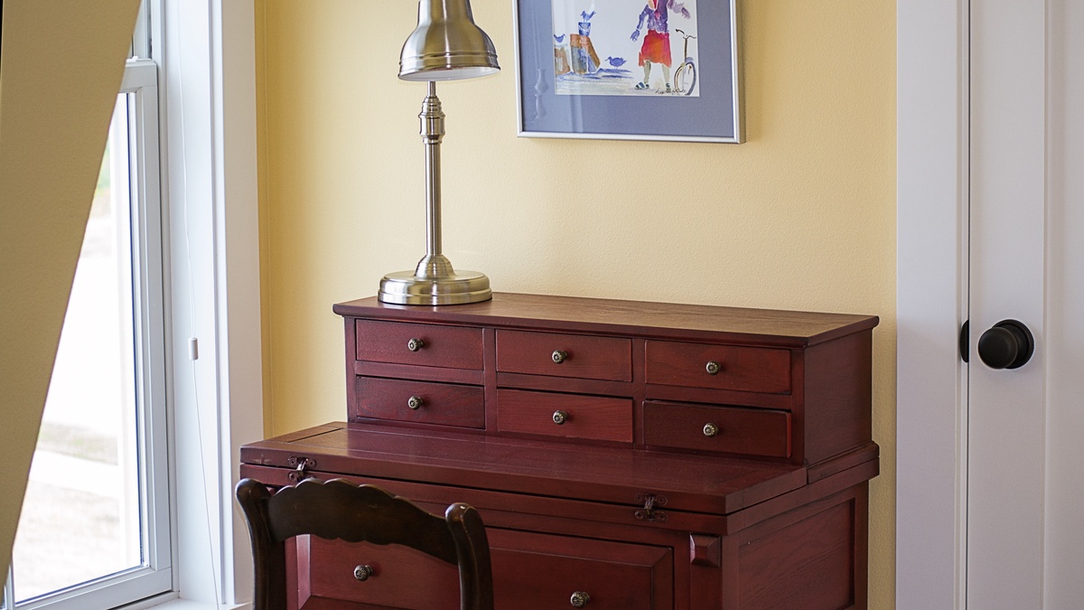 Desk in the queen room