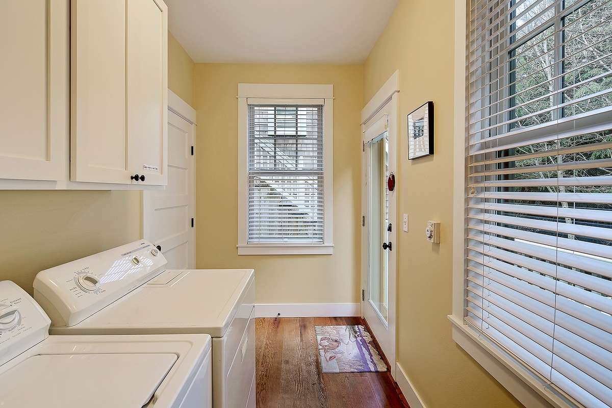 Mud room with washer and dryer