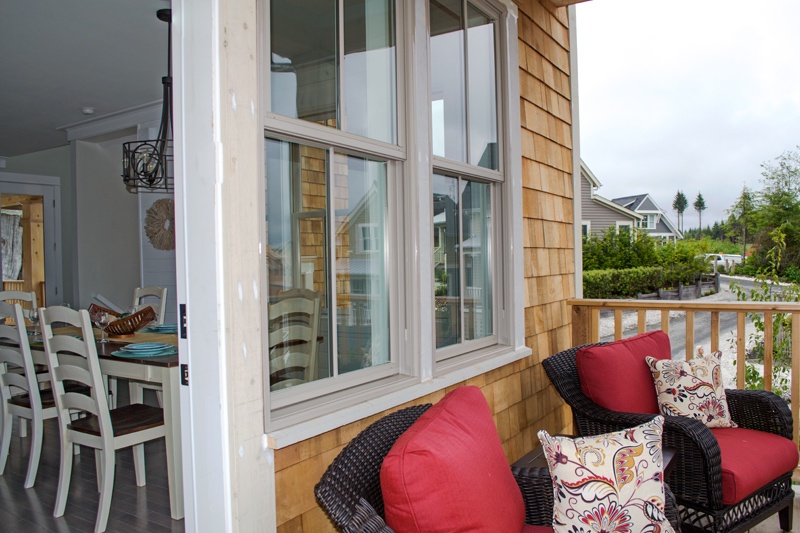 Sunny balcony off dining room