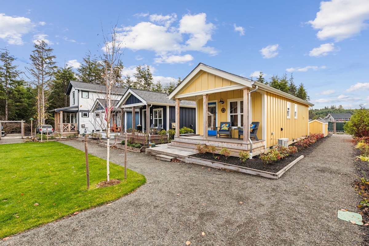 Sunflower Cottage in Fernwood Station