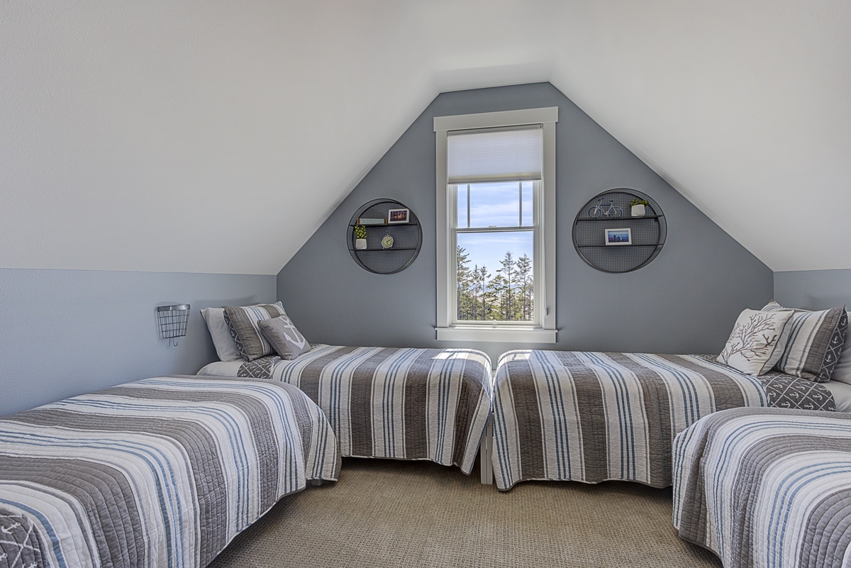 Third floor twin bedroom with view