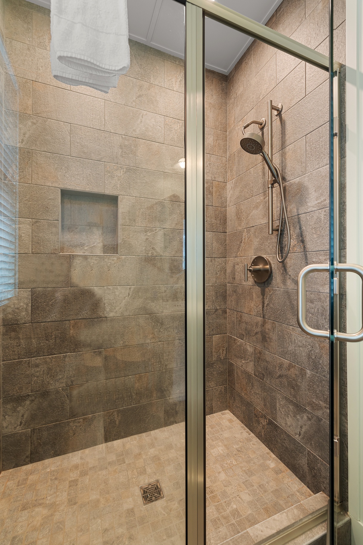 Main level shower for quick wash up after a day at the beach