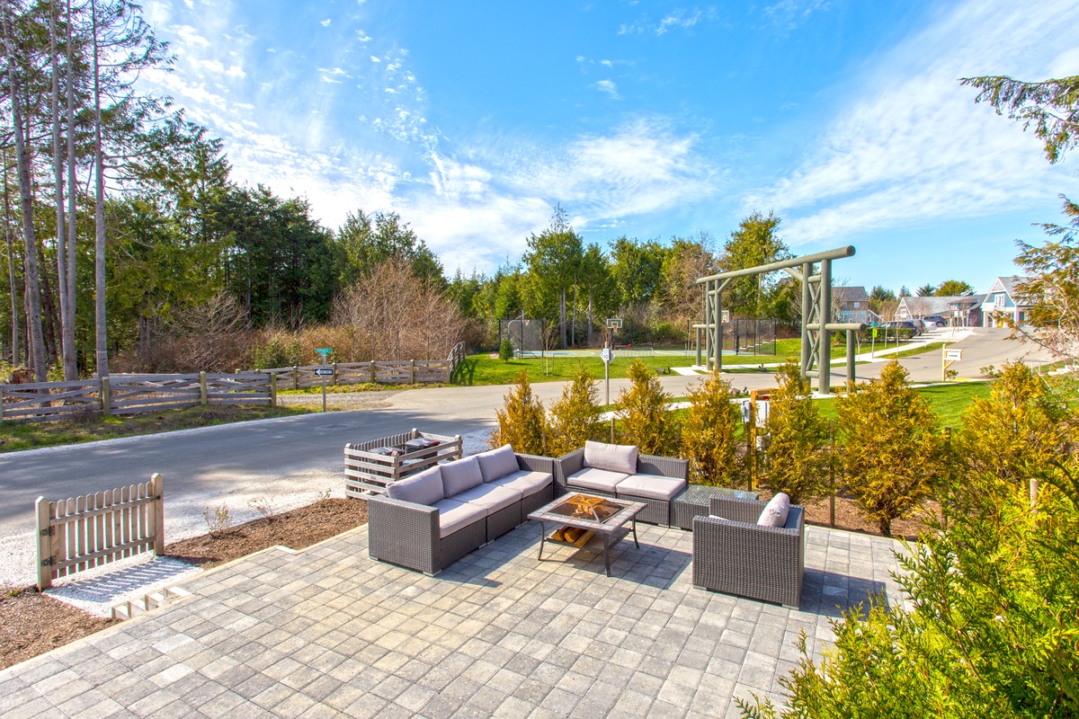 Private fire pit and new patio 