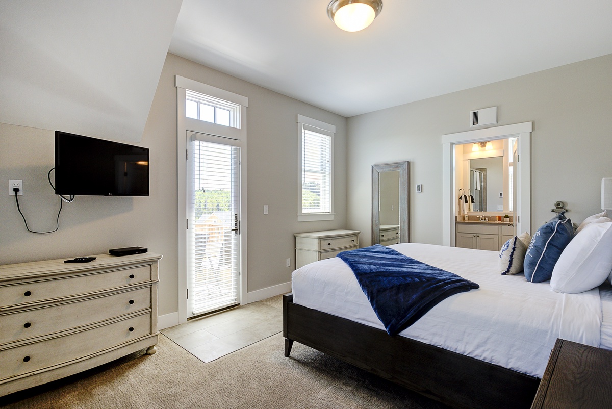 primary bedroom with balcony