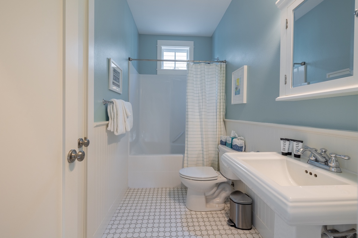 Guest bath with tub