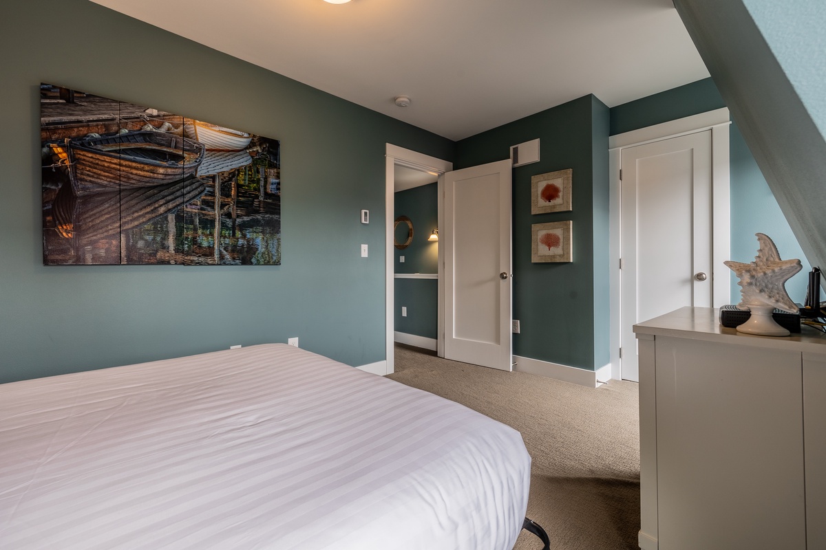 The spacious queen guest bedroom has plenty of room for all your belongings