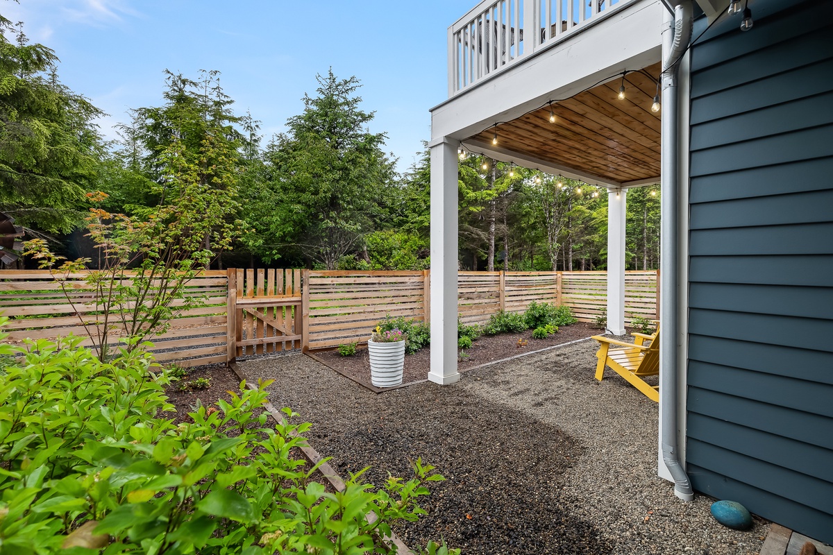 Fully-fenced back yard