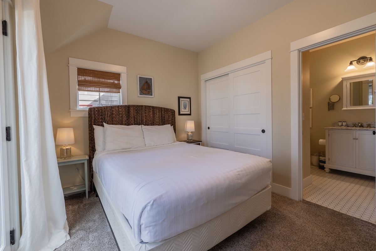 Guest bedroom with ensuite bathroom