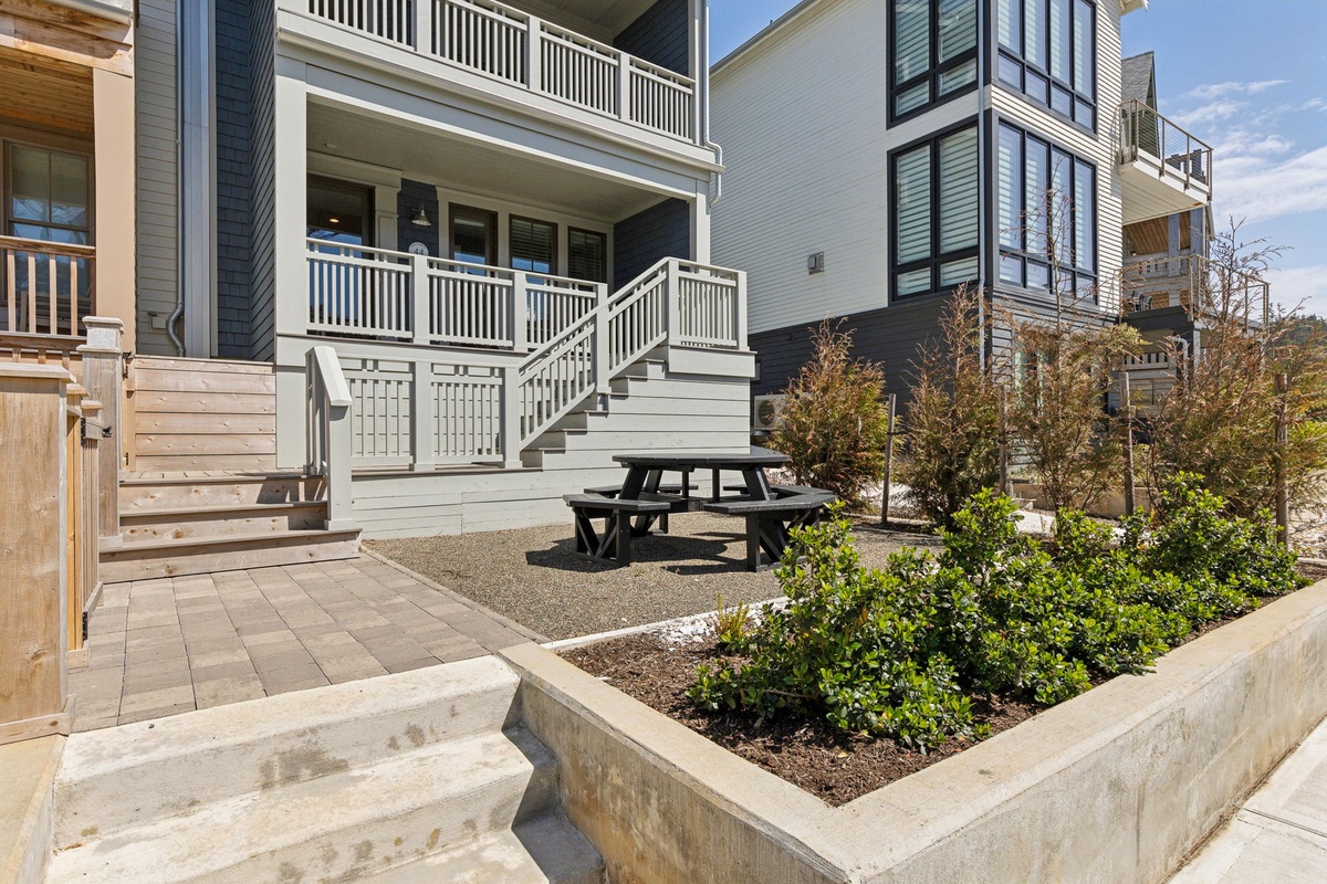 Outdoor dining on front patio