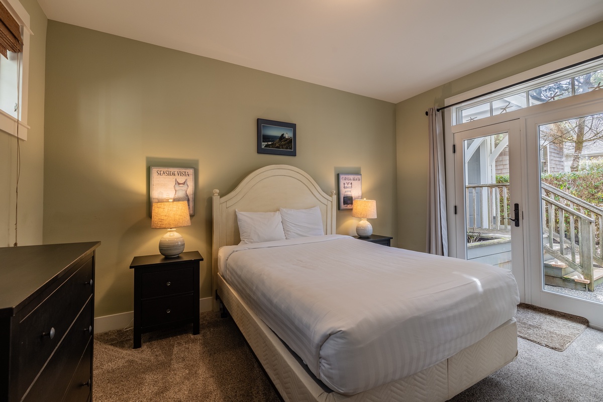 Queen bedroom with door to courtyard