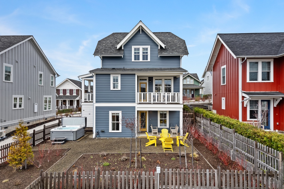 Hot tub and fully-fenced yard