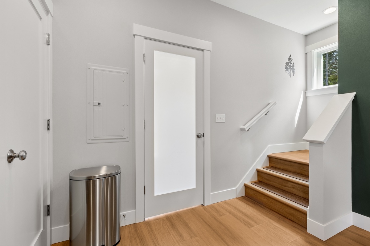 Landing and entry to office