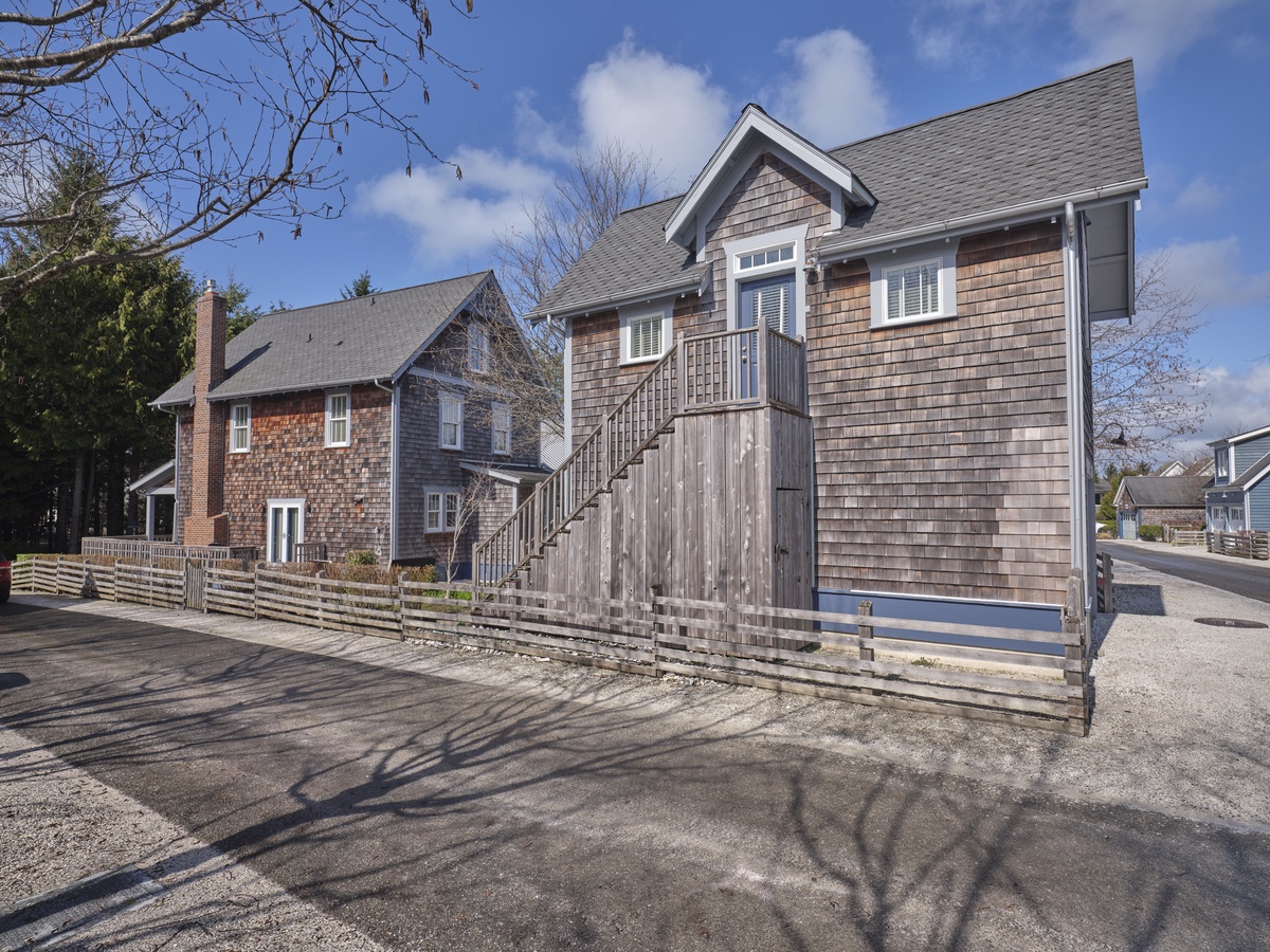 Along for the Ride includes a carriage house