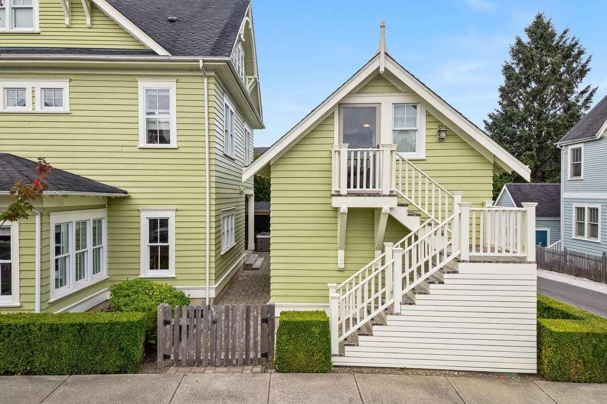 Adjacent carriage house