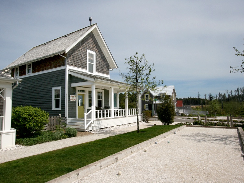 Covered front porch overlooks the South Alder Park