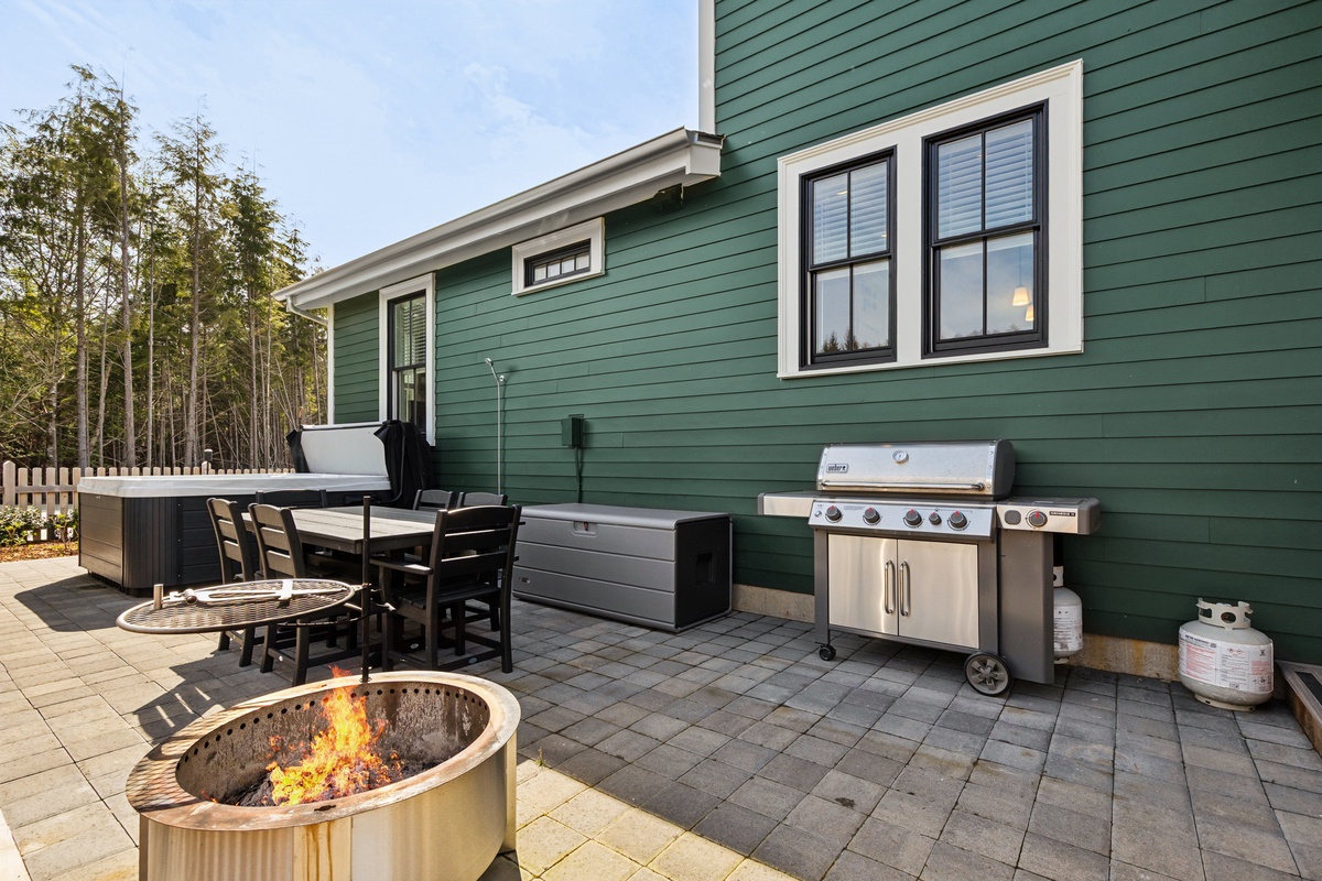 Outdoor dining, fire pit and BBQ