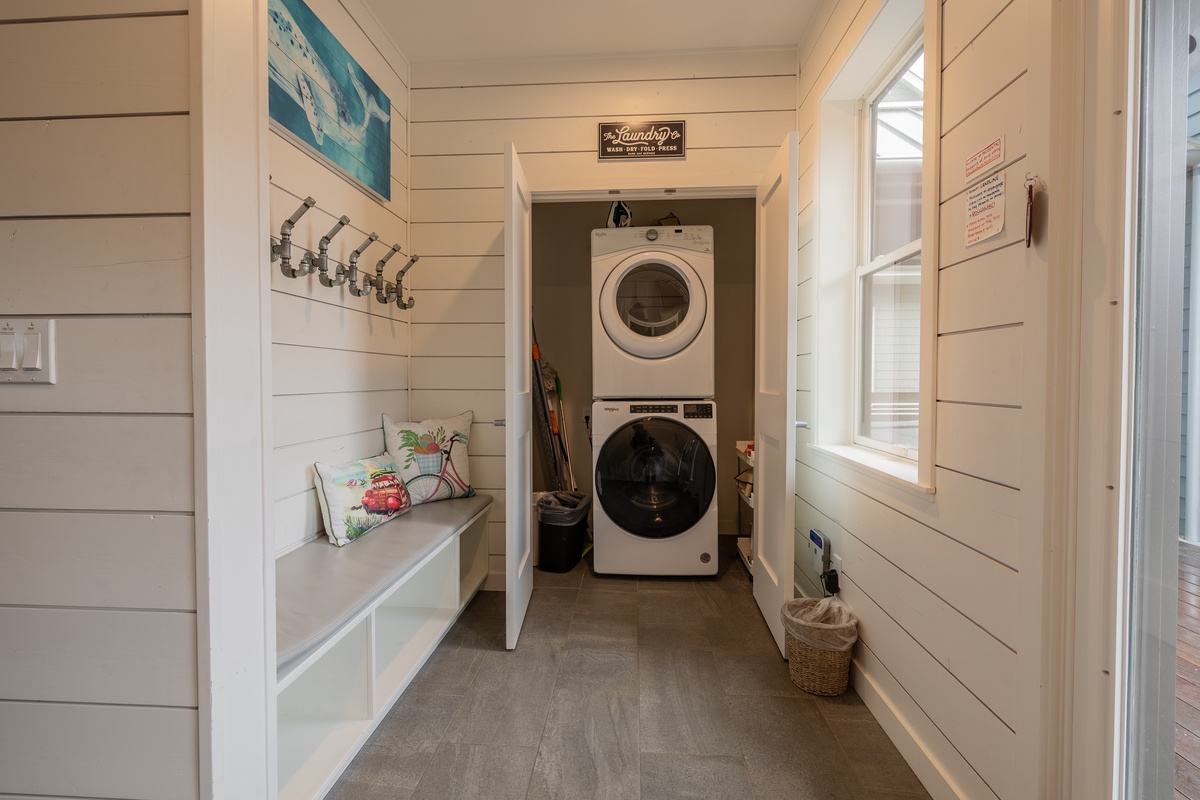 Mudroom with washer and dryer