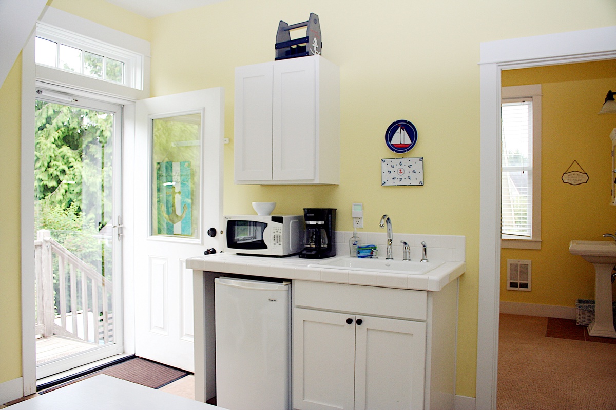 The carriage house has a kitchenette