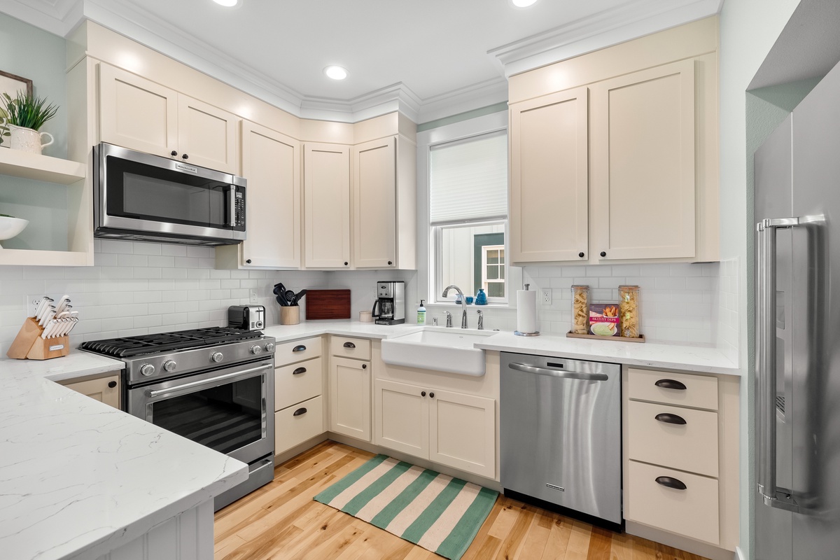 The fully equipped kitchen makes meal prep easy