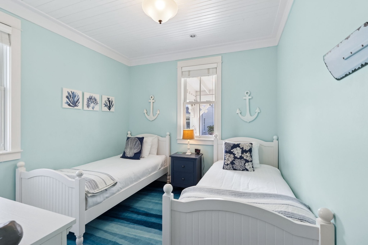 Twin bedroom