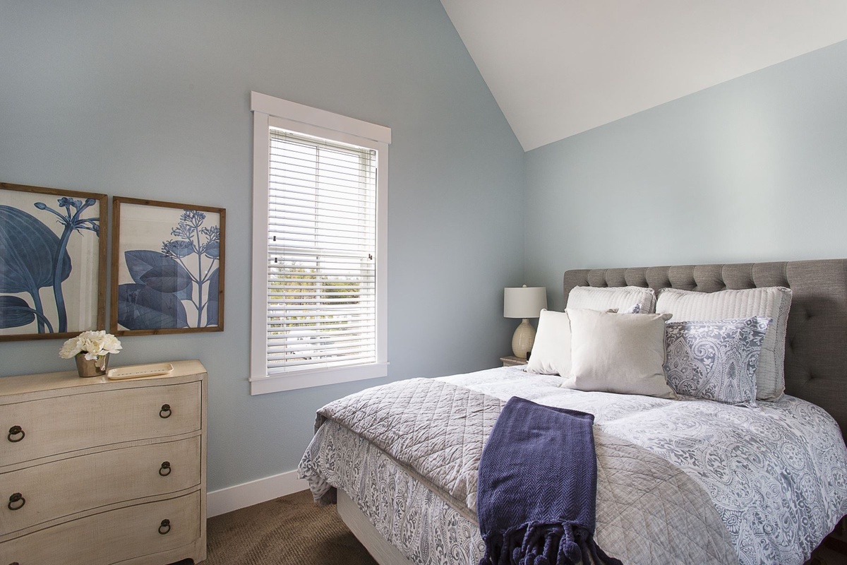 Second floor queen bedroom