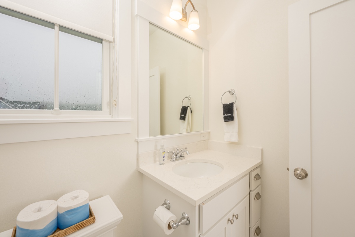 Convenient ensuite bath for a refreshing stay