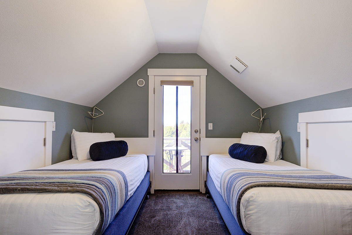 Twin beds in loft with balcony