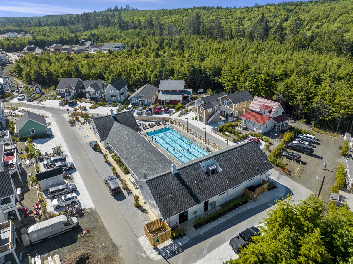 Outdoor pool includes a Fitness Center and Retail Items.