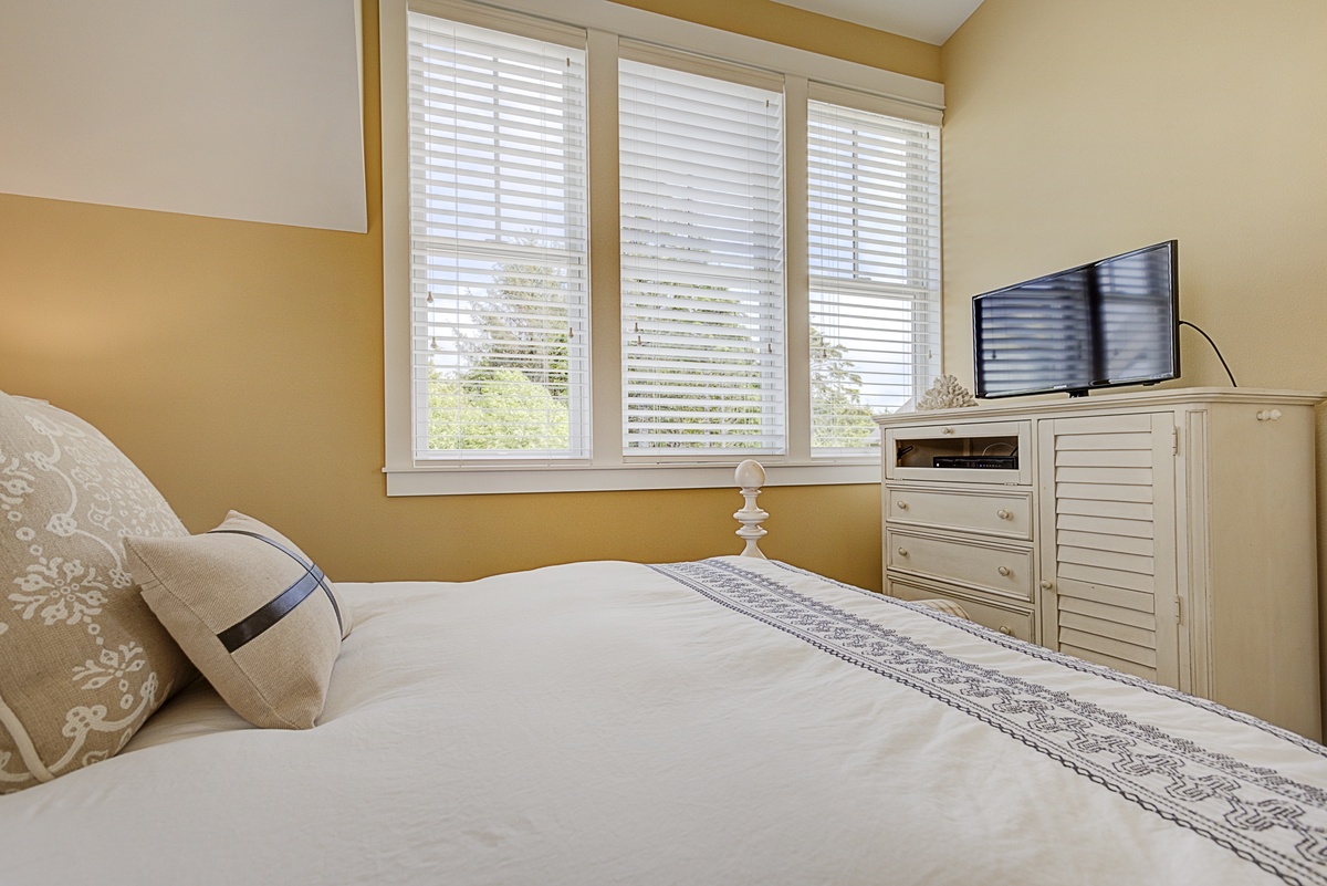 Second floor queen bedroom