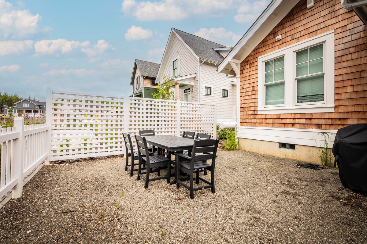 Outdoor dining in the backyard