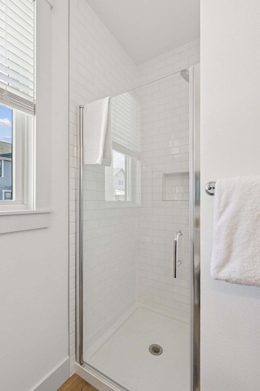 Pool house ensuite bathroom