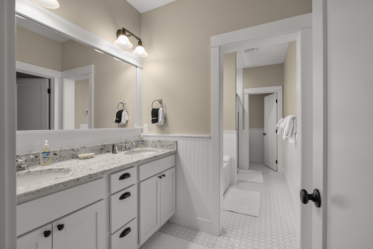 Additional queen ensuite bath