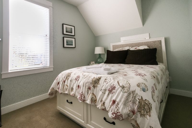 Carriage house - queen size bed in a separate bedroom along with 3/4 bath