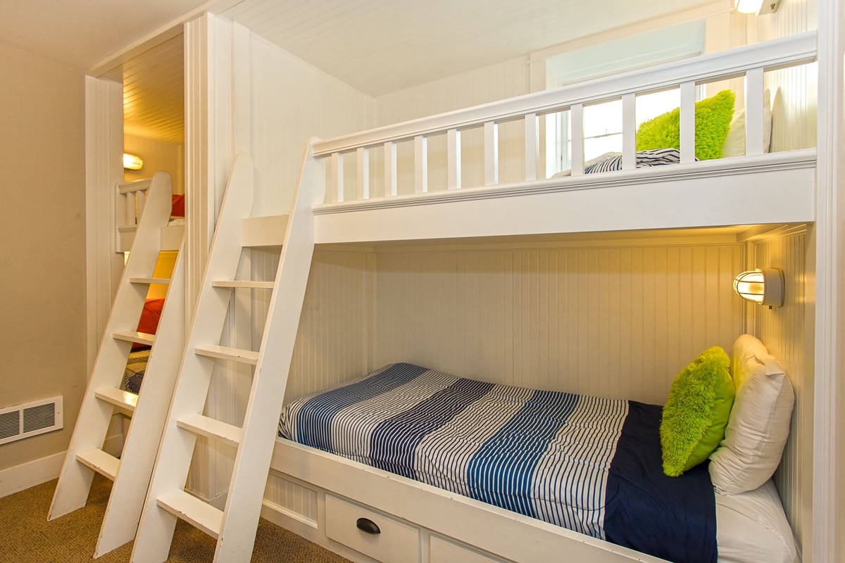 4 Bult-in twin bunks with lighting