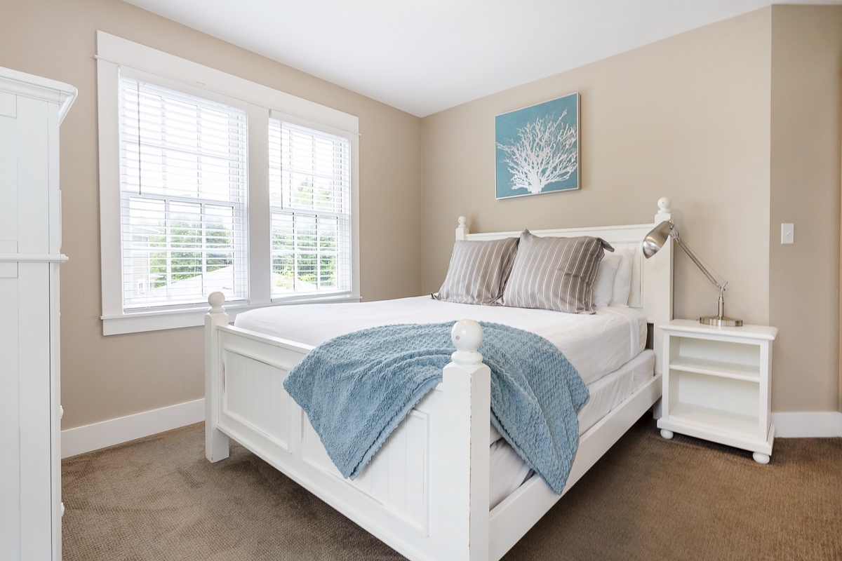 Queen size guest bedroom