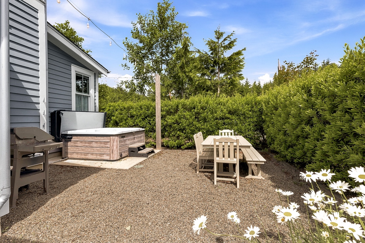 Private hot tub and outdoor dining