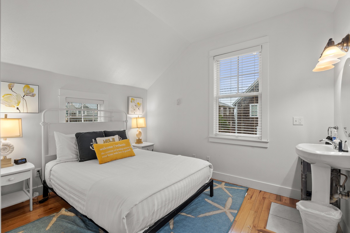 Cozy and private bedroom in carriage house