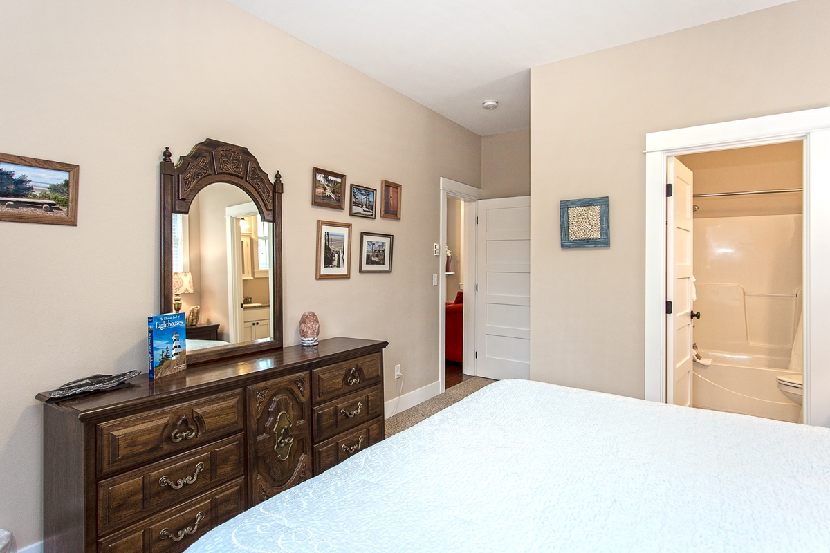 primary bedroom offers a king bed