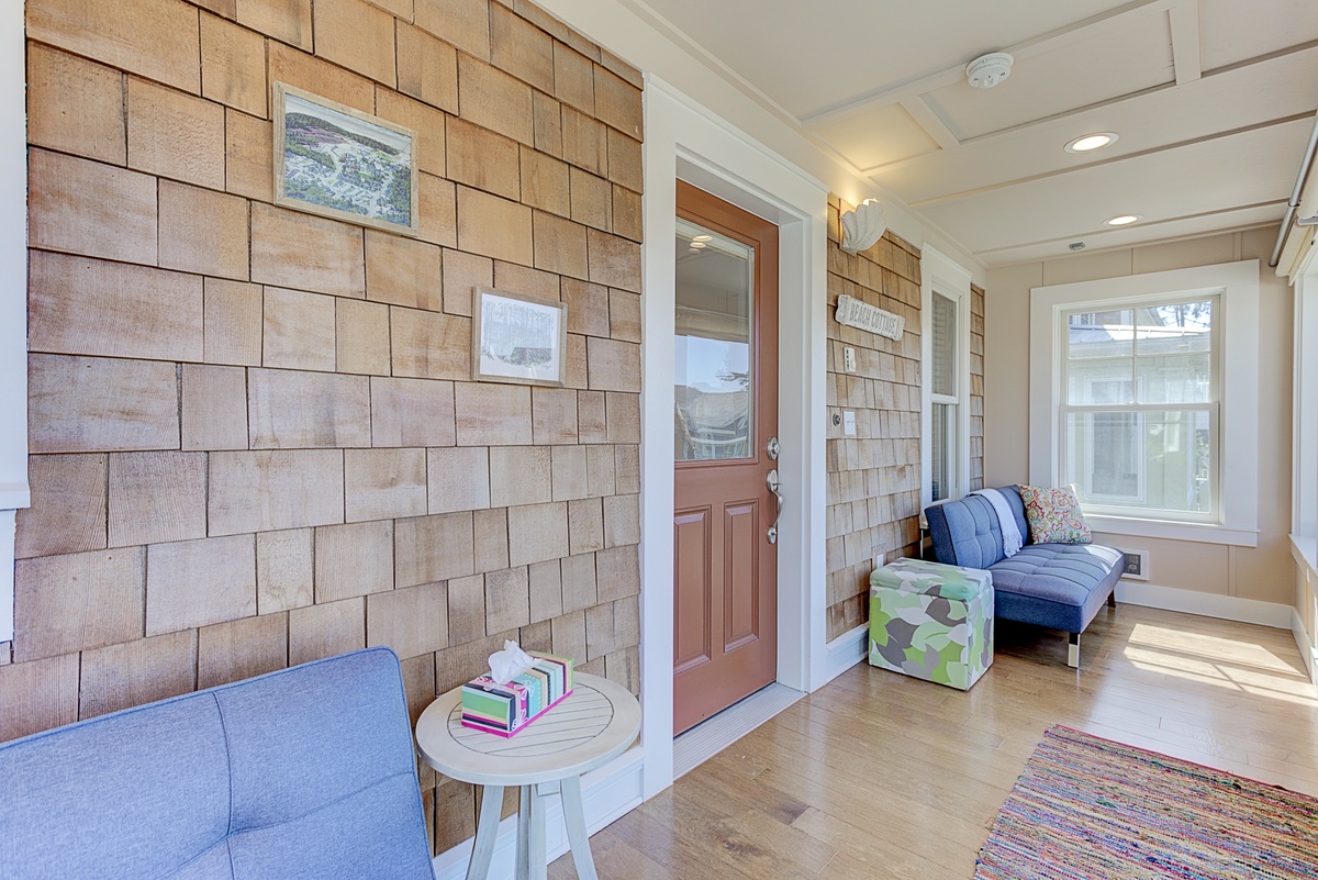 Sunroom with two twin futons