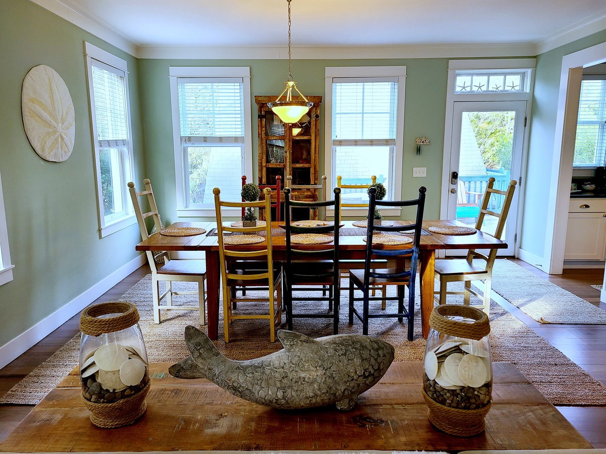 Large cheerful dining room for family dinners and gatherings