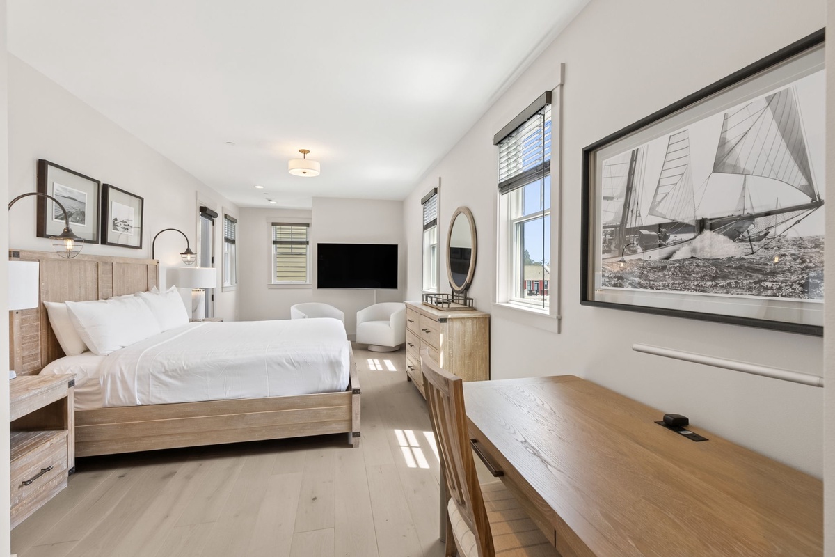 Guest king bedroom with desk