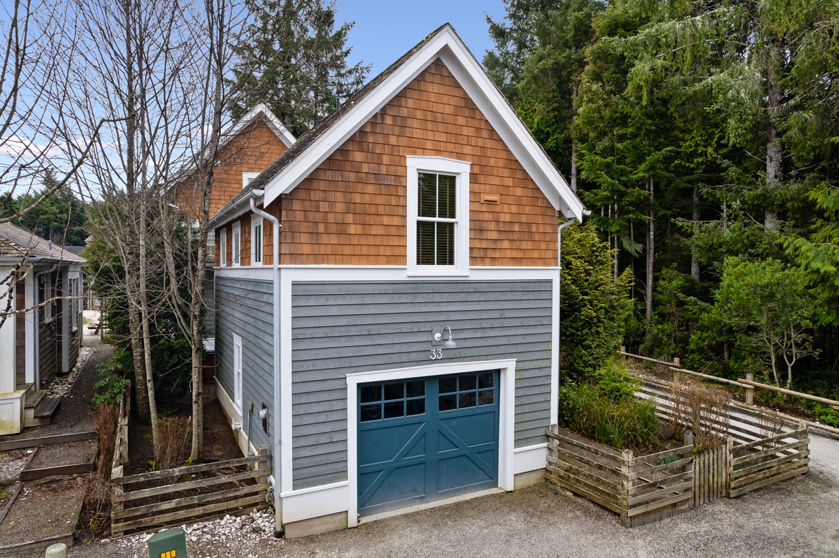 garage and carriage house