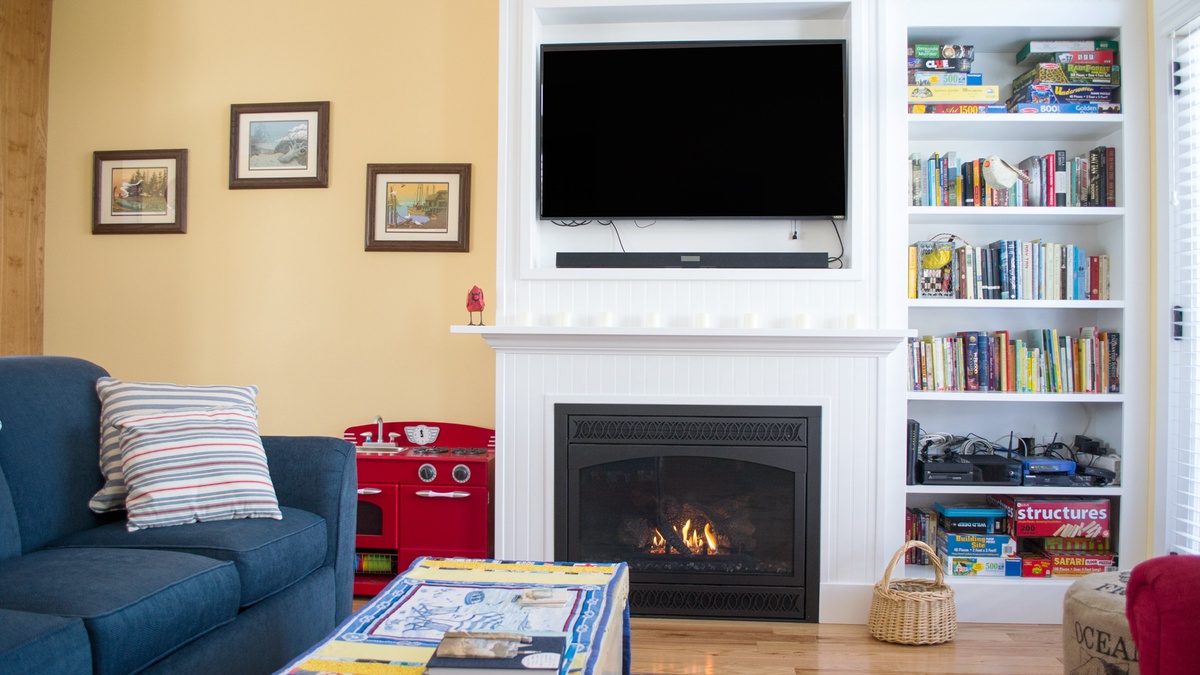 Living room, gas fireplace, flatscreen TV, video games, books and board games